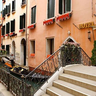 Hotel Ca' dei Conti: a dream vacation in a luxurious building dating back to the XVIII century, just a stroll from St. Mark's Square.