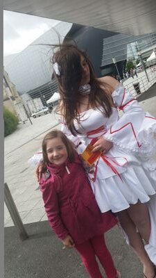 Lycénne en S. Fan de la culture japonaise et geek. J'aime le rock et le métal. j'adore dessiner voilà vous savez tout