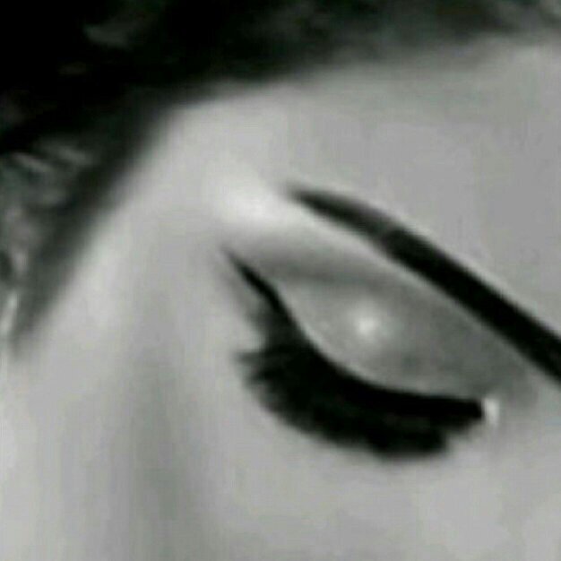 لستت مغرورهه ولكني لااجيد التحكم عند رفع حاجبي ف شيء لم يروق لي ..♡'