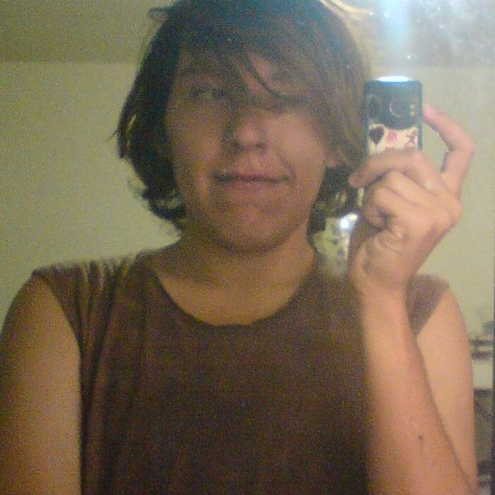 Soy un Chavo buena onda, tranquilo,loco,feliz,amargado,serio,enfadoso,callado y frustante amorozo,idiota y sobre todo soy un estuche de monerías xD