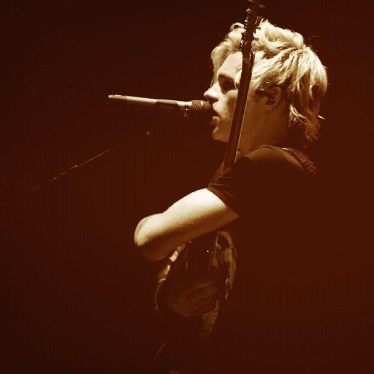 All i have to say is..I LOVE R5:) #LOUD #LOUDER!! #R5family @officialr5 @rydelr5 @rossr5 @rikerr5 @rockyr5 @ratliffr5 .they are my heros..  29/12/95     R5rocks