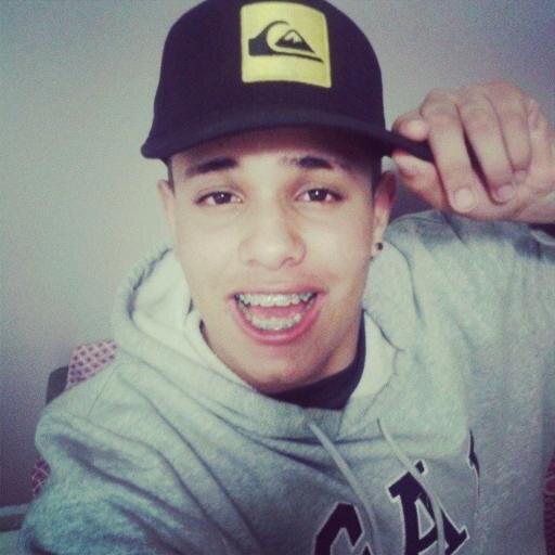 Ousado, quieto, cara de pau. Prazer. O malandro adorável.hulmilde,,,
brincalhão  cachorro ..galinha.d:  Amigão  ..Eaí, vai querer?