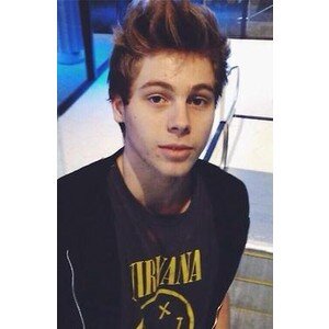 follow @harryfckedme she'll follow back swear