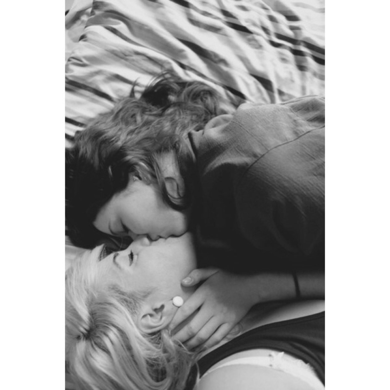 หญิงหญิง 18+ | ผ่านตัวอักษร โฟนบ้างตามอารมณ์ | ไม่นัด ไม่เอาผู้ชาย ☁︎
