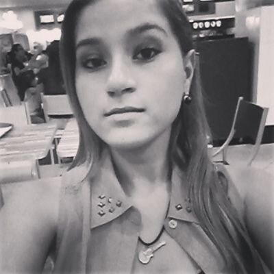 - Sou Filha de Deus,que Ama dançar,tocar,Adorar há Deus verdadeiramente e sou#SantoLouco#