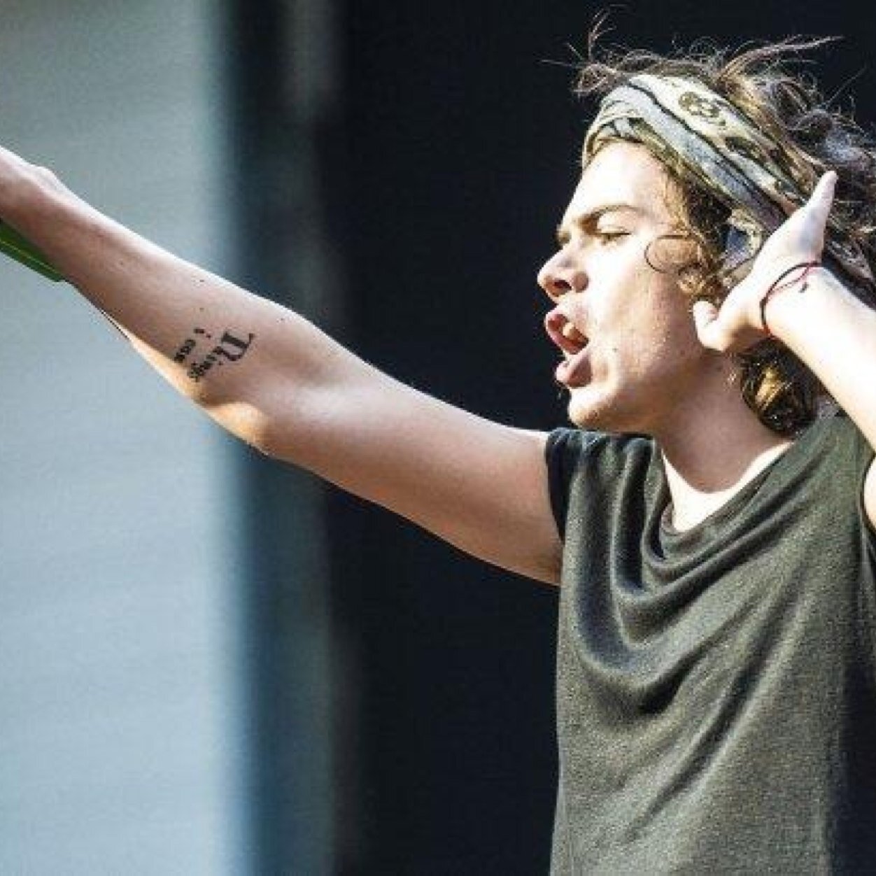 Hiii please follow @hamburgerharry_ ask for a follow back ily x