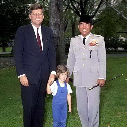 Jadilah orang baik.
Jika kmu tdk bs mnjadi orng yg pandai :)