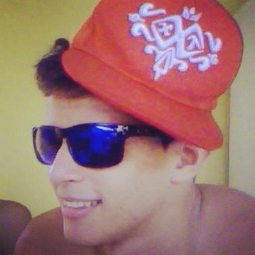 Eu sou simples, com o coração nobre, não admito hipocrisia e nem pessoas falsas ...