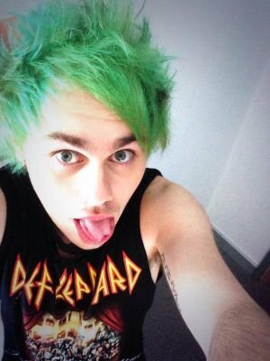 heres what you have to do: dont follow this acc, smile because i love you and go follow @dirtbagashh cause she gave u a free follow