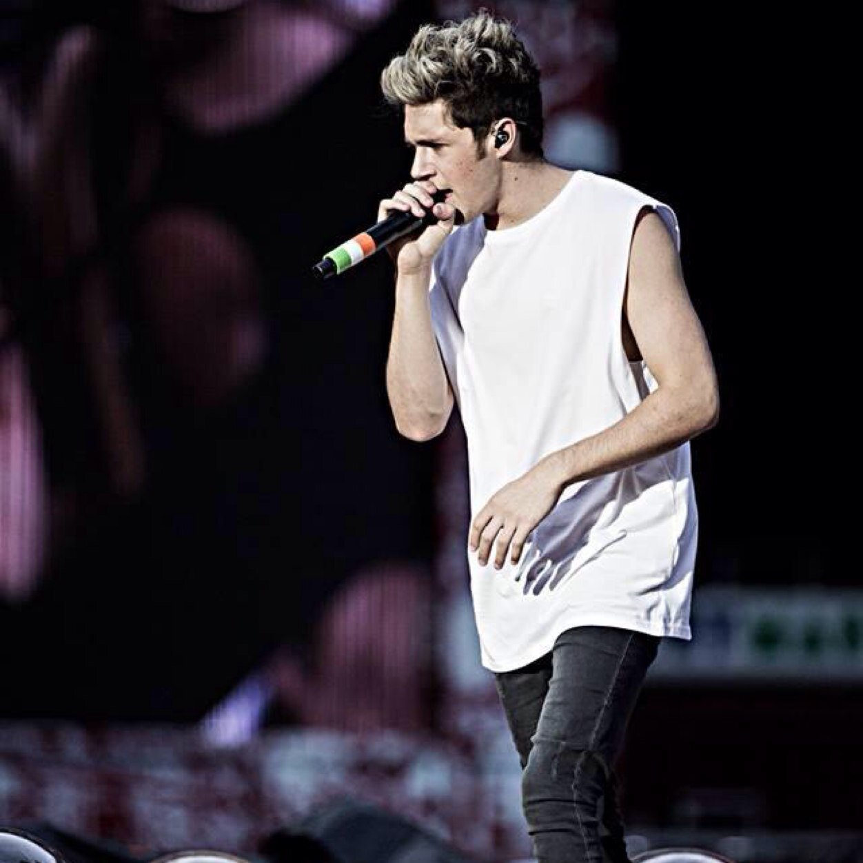 I gave you a free follow so go follow @kneelyniall (my main account) I follow back, just ask