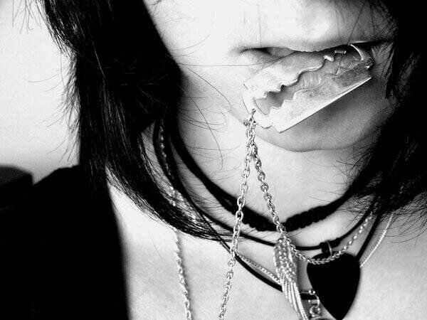 HATE ME ... SABES ODIO MI CUERPO MI SER ME ODIO A MI MISMA  .....
