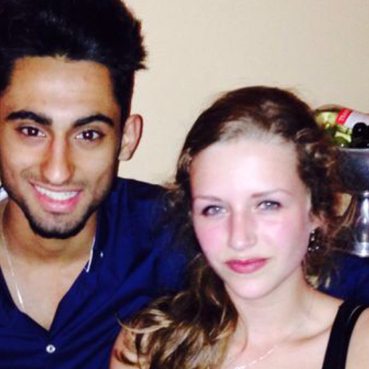 moeder van 2 kinderen , artiest , profvoetballer , model , 18 jaar .الله أكبر