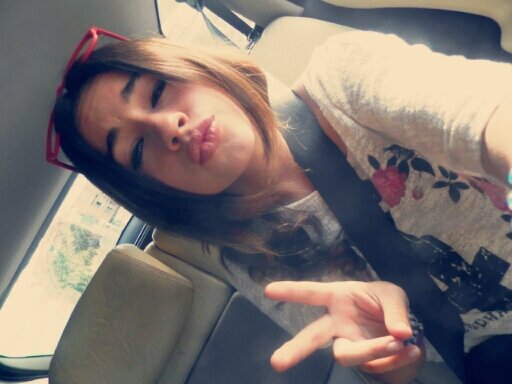 Aveces quien mas sonrie durante el dia, es el que mas llora por la noche.♥