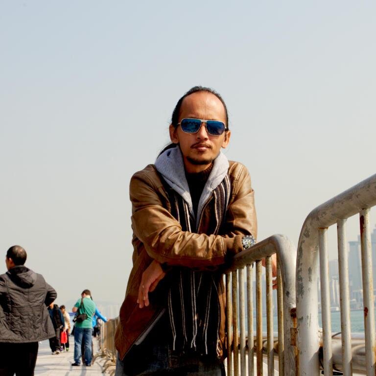 a husband, dad, entrepreneur,  photography enthusiast, loves animals & nature