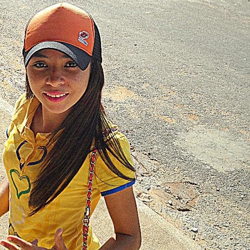 Elα é perfeitα, mαs tem inúmeros defeitos.
Elα fαlα αlto, gritα, dá gαrgαlhαdαs, mas se fαz de tímidα.
Elα é sαntα, mαs sabe provocαr ★