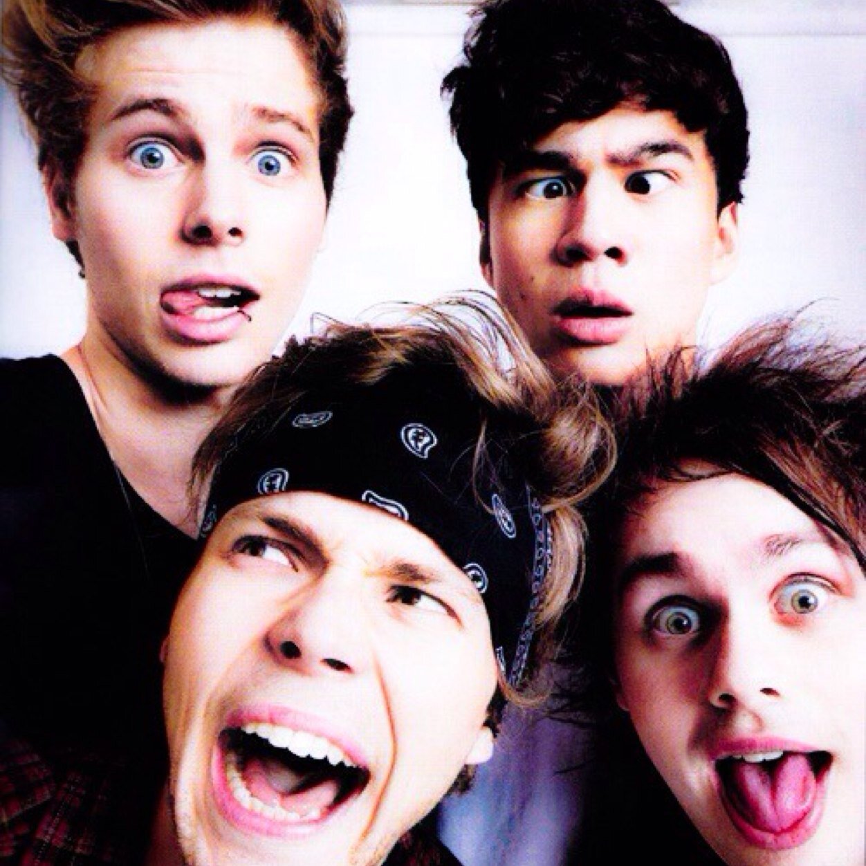 you dont have to follow this twitter, but it would make me smile if you followed @cxachellairwin :-) thanks ily