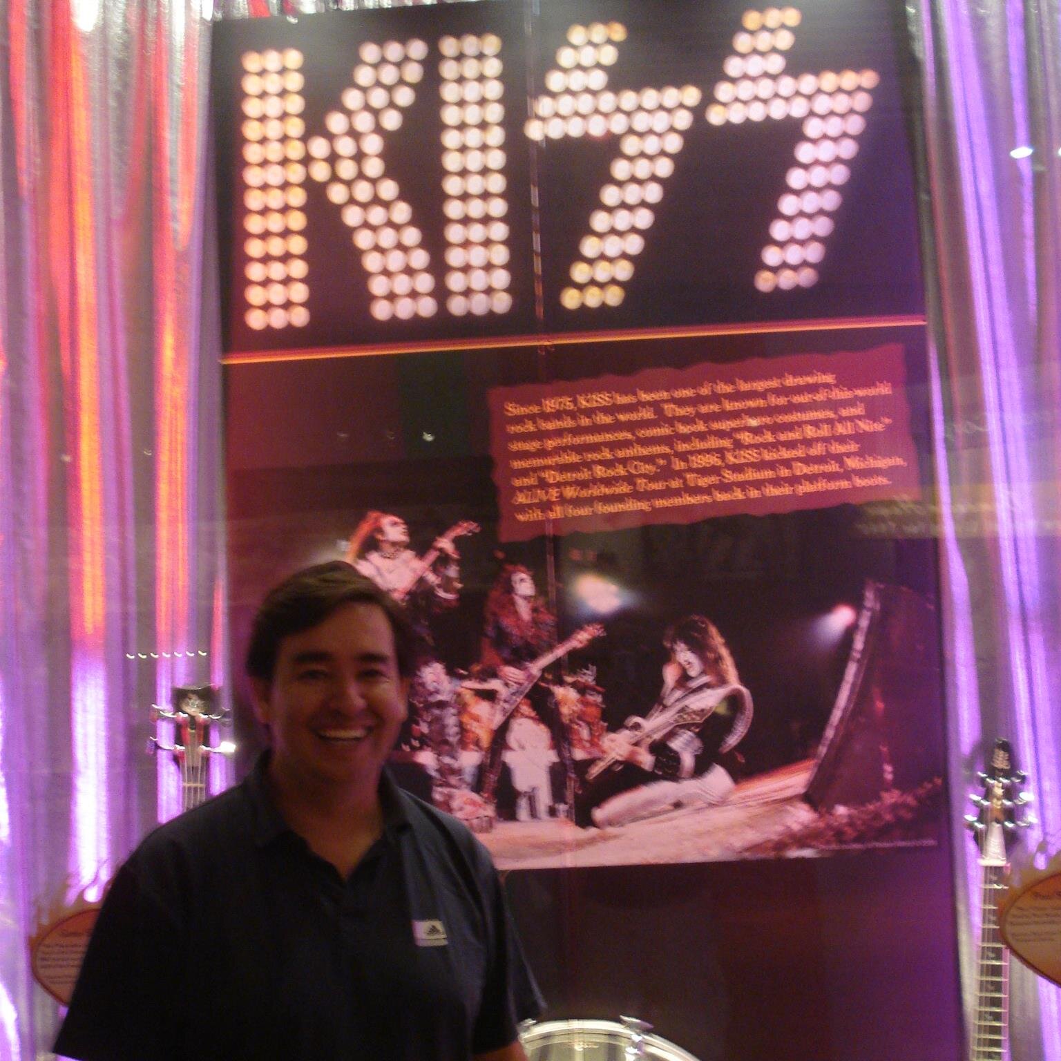 Consultor Financiero, Agente Inmobiliario, Amante del fútbol y música rock.