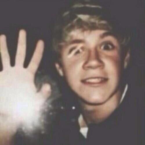 follow @niallsrager, she follows back.