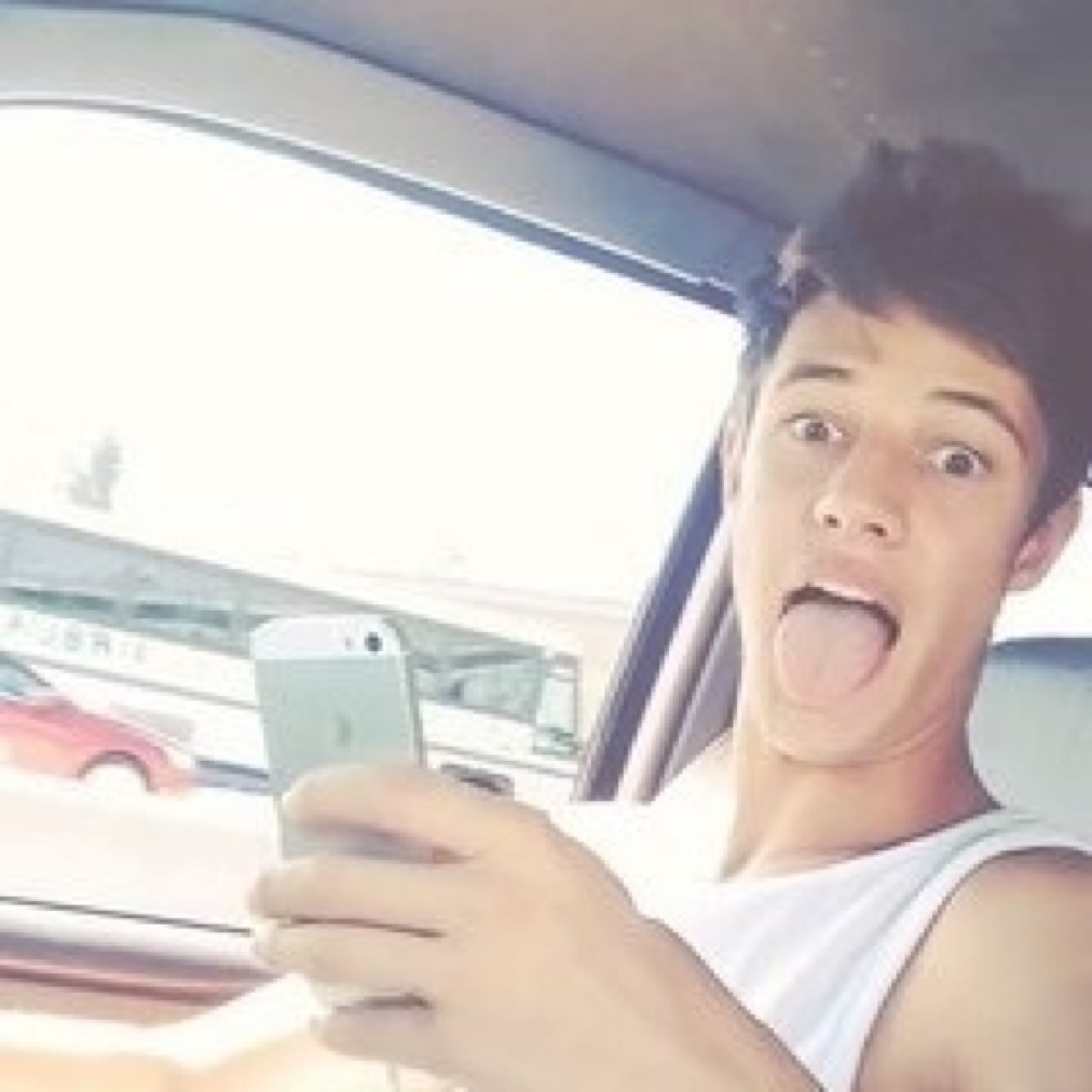 romanticaniff's profile picture. why do girls hang out in a odd number? bc they cant even