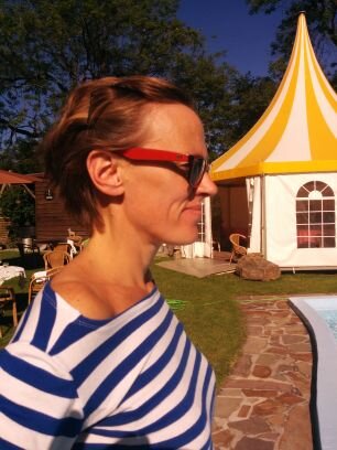 Digitale duizendpoot. Moeder van een jonge held. Observeert en bewaart voor later