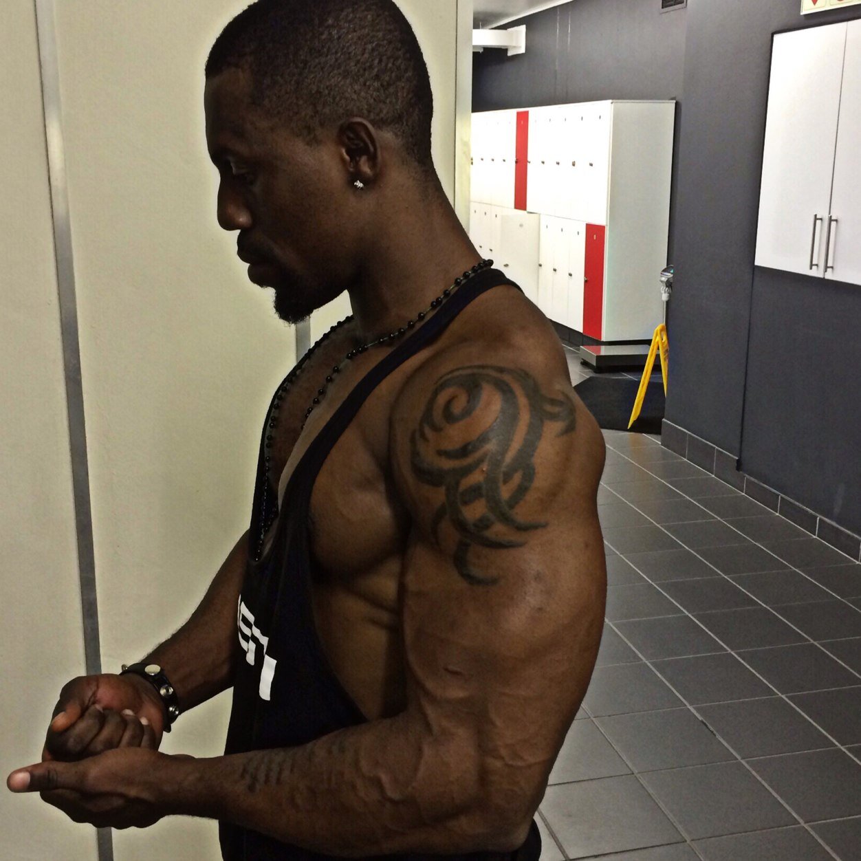 future physique champ....fitness model..Nigerian SA GB... Natural athletic. .uzzy96
