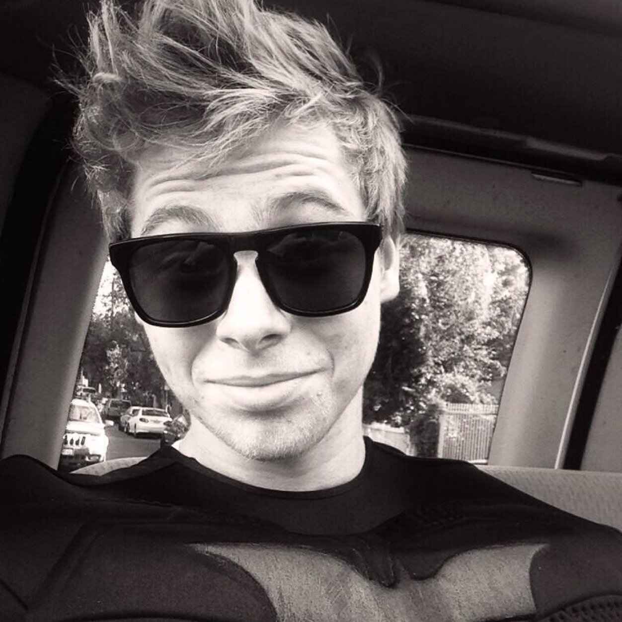 Dont follow back but Please follow @bandingclifford she is the one who gave you the free follow , she follows back xx
