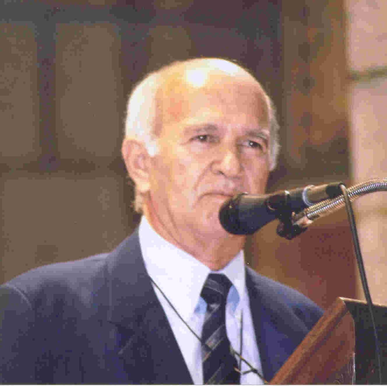 Catedrático (ULA), político y escritor (ensayista e historiador). De pensamiento social-cristiano, fue Alcalde y Gobernador de Mérida por elección popular.