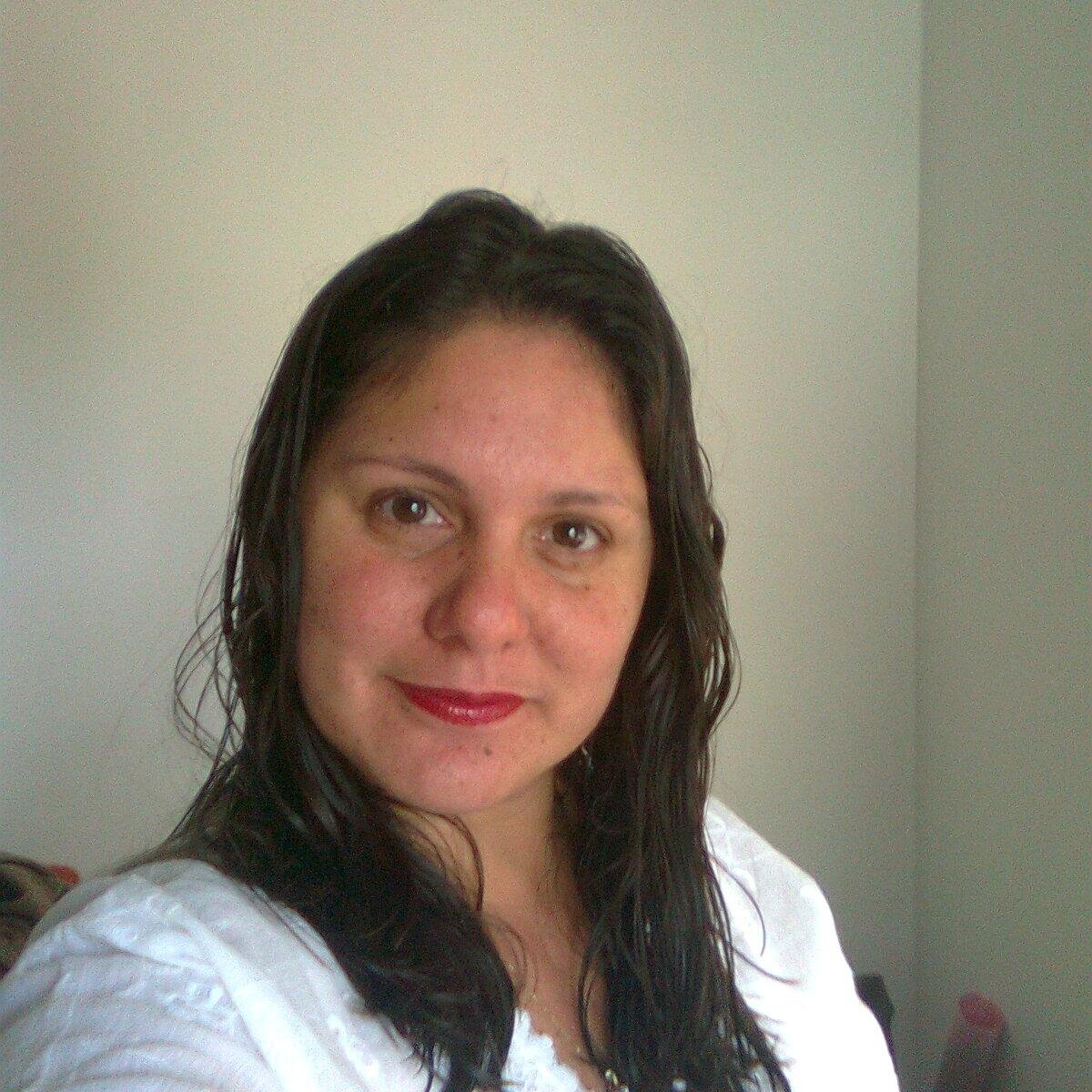 Sou tímida,carinhosa,sonhadora.