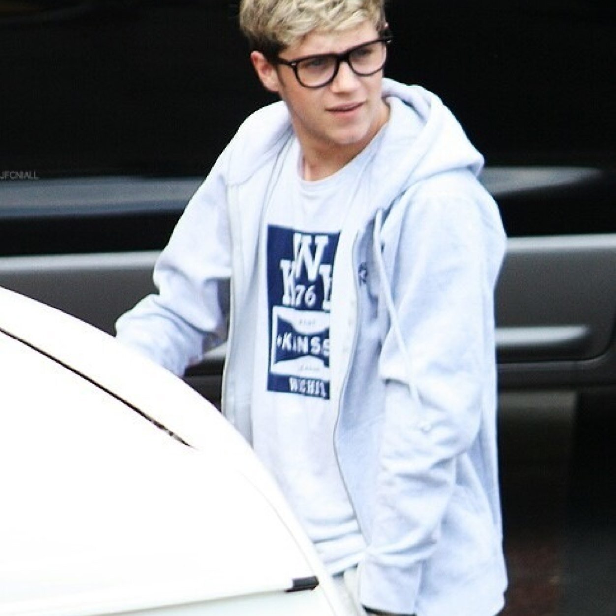 can ya follow @cuddlxyziam please ily
