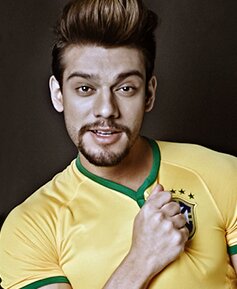 Fã Clube Garotas do Lucas Lucco 
Tá tão difícil pra você também, né?
Com o coração vazio, mas sempre de pé
Buscando alguma direção