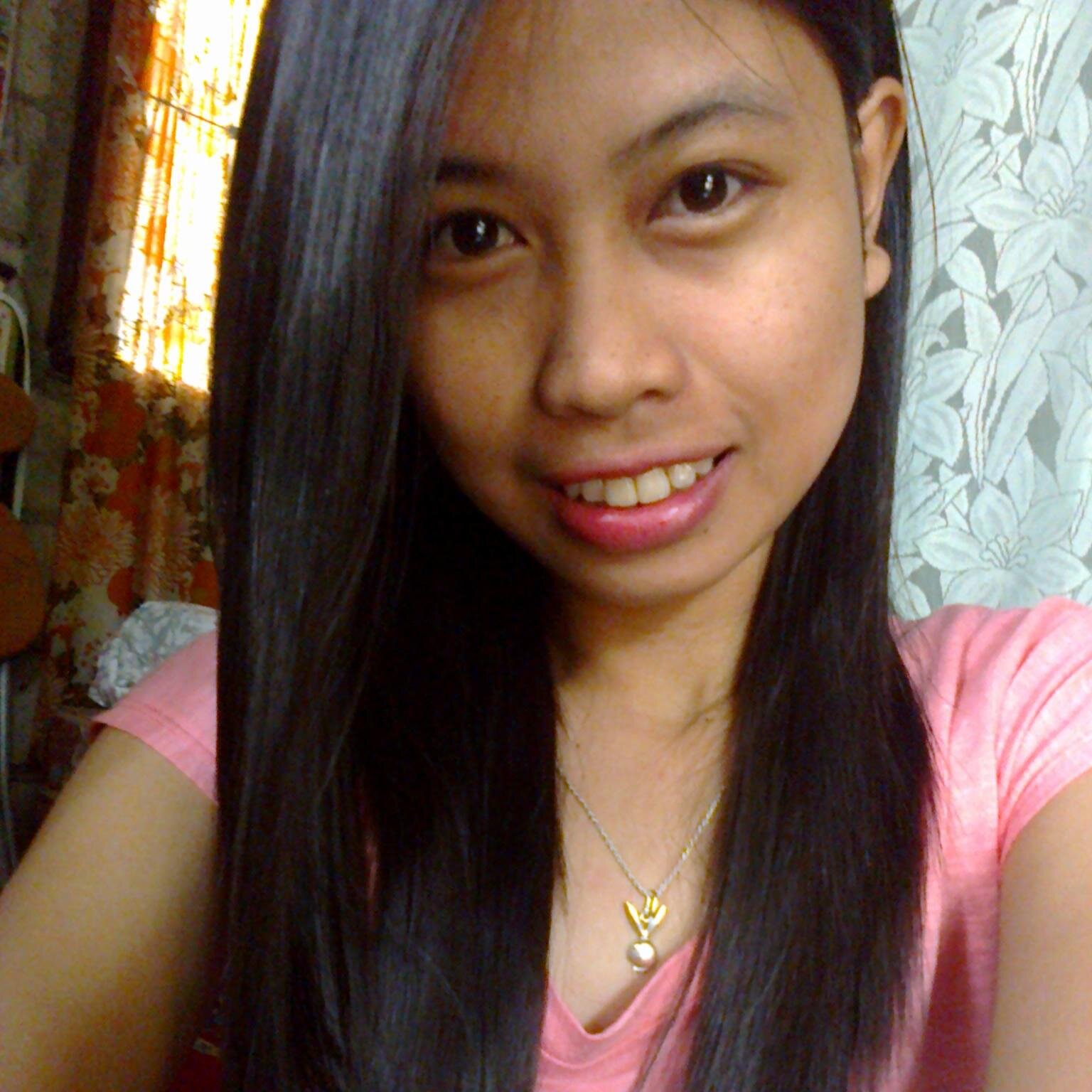 ♡ i'm jolly and simple cute  , i love my friends , family and (esp) GOD  :) stay bless && God be with us always ♡♡