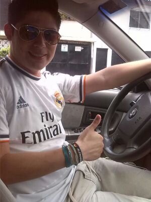 viene y le dice