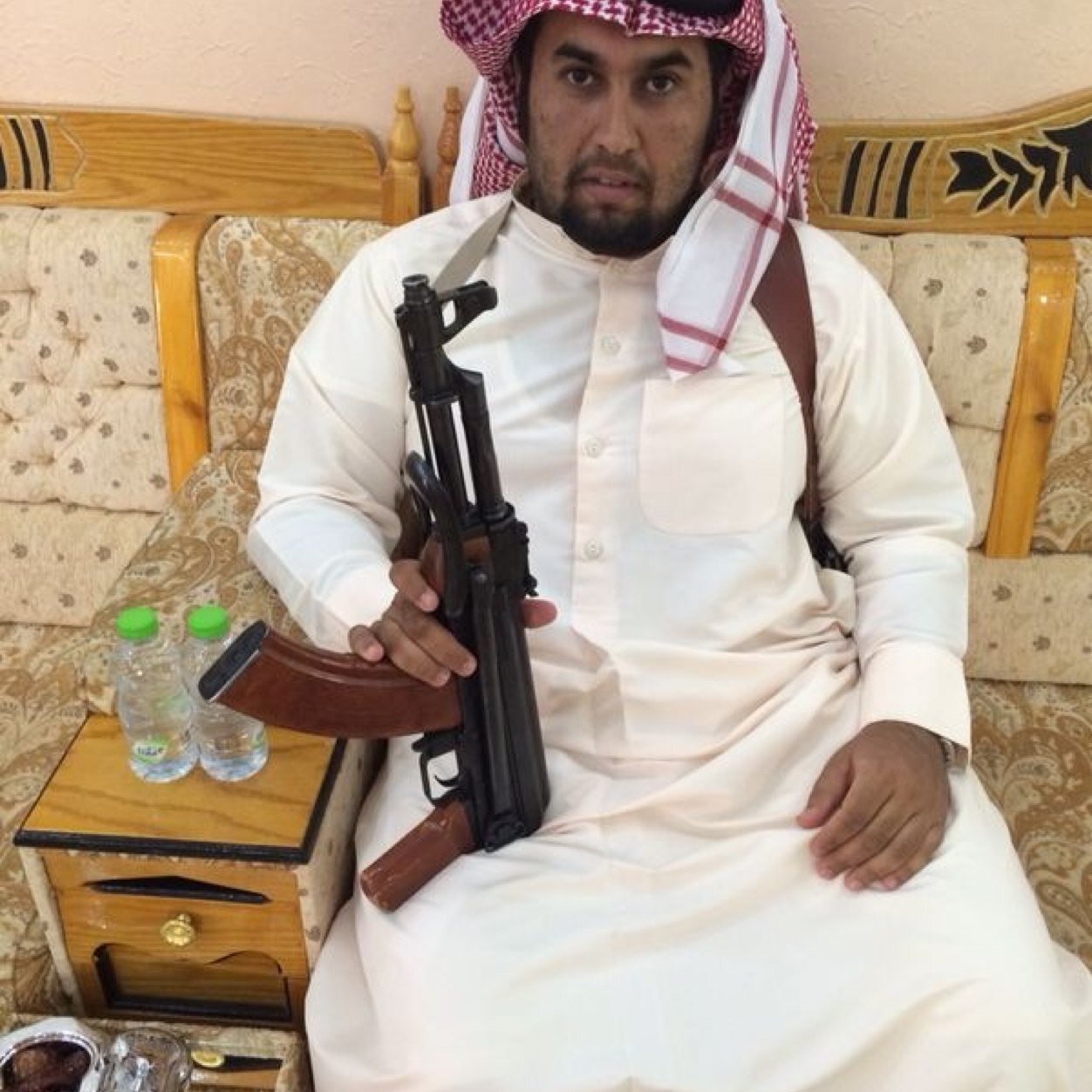 خبرتو حداً يبكي على واحداً يبكيه~ وخبرتو حداً مسجون ما يبغي افراجه~ احبه ولا ابغضه على شيءً يسويه~ ولازالت ارقاب الرجاء فيه منعاجه~