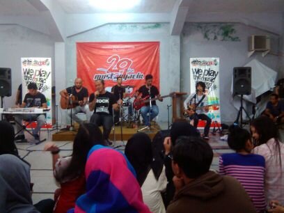 Follow twitter dari Parlement Bogor ya ^^