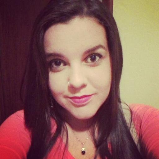 Impaciente, muito ciumenta, preguiçosa, estranha, romântica, frágil, educada, inquieta, teimosa, atrapalhada! [; # sigo todos de voltas *-*