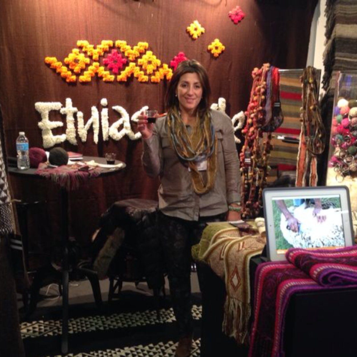 Diseñadora de vestuario. Emprendimiento de moda étnico vanguardista, Etnias Chile, hecho a mano por artesanas. Decoradora de ambientes.
