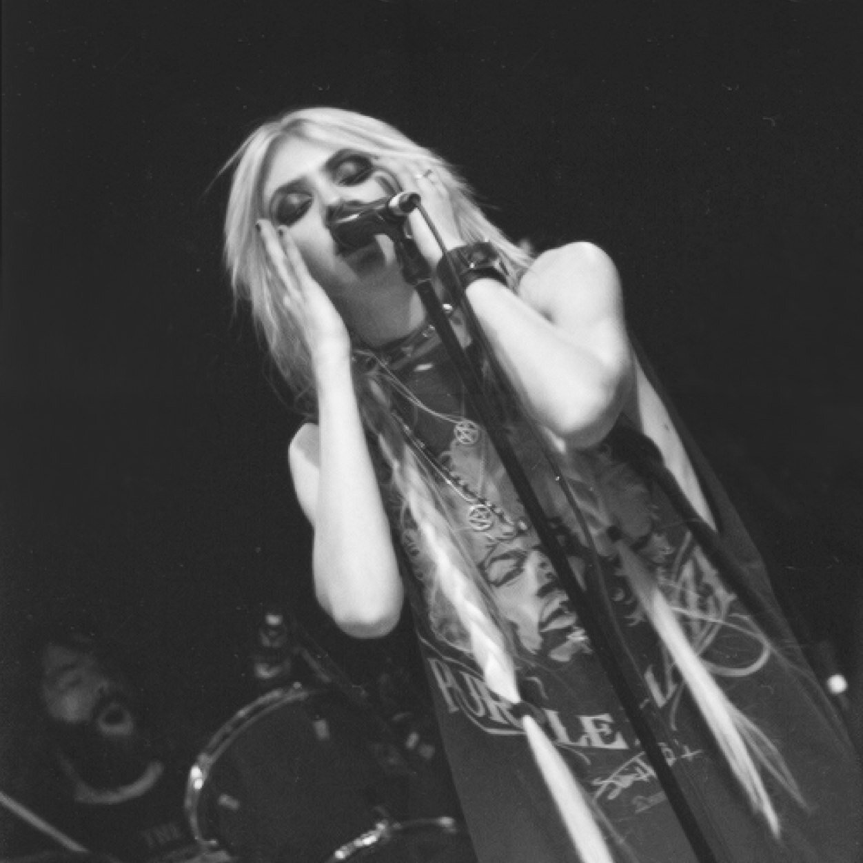 Perdida entre los acordes de tu cuerpo. Perfectamente imperfecta. TPR, Paramore,Green Day, Demi. People talk shit but we don't listen.