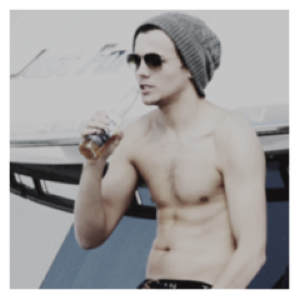Follow @larrybumsex_ pls :)