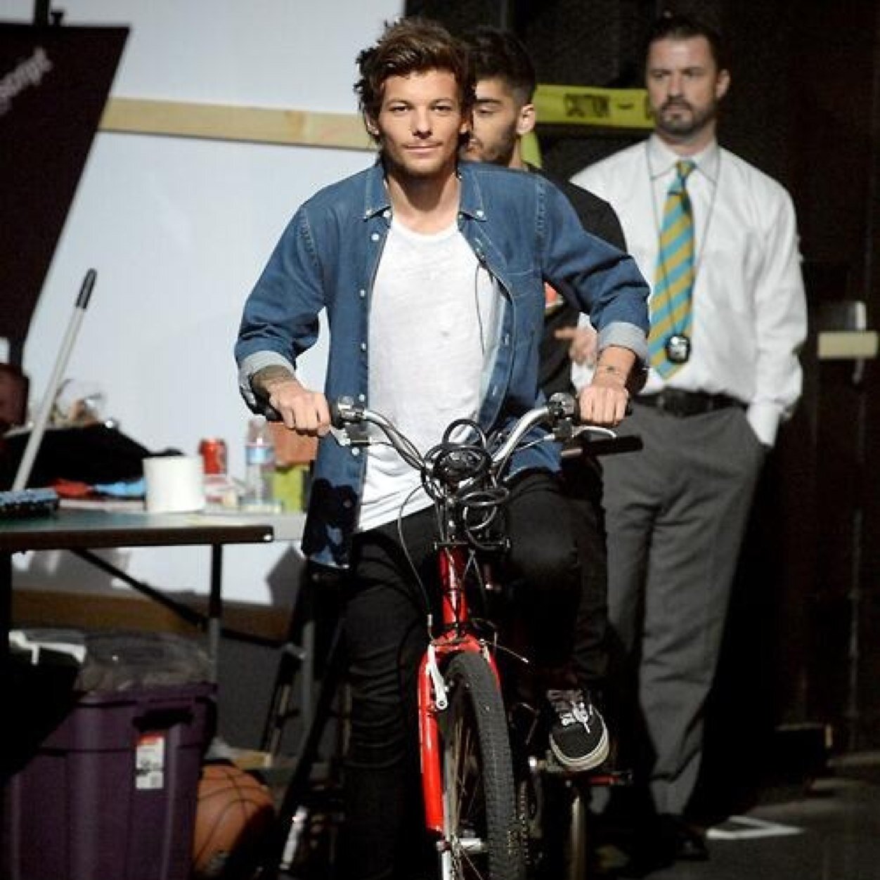 Hello!! Please follow @stylesmybabyy :)