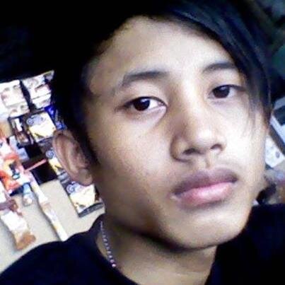 lelaki yañg dipegang omonganya