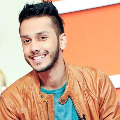 لو كان القلب ينطق ،،، لـنطق بـاسمك
لو كانت العين تنطق ،،، لـنطقت بـرسمك
لو كانت الــيد تنطق ،،، لـنطقت بـأمان لمسك
أحـــــــــبك
@aldayeeen