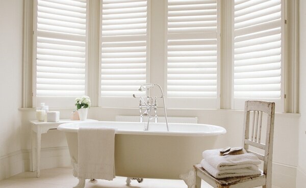 stockists of a range of stunning plantation, shutter, venetian, roller, vertical, roman and wood blinds.