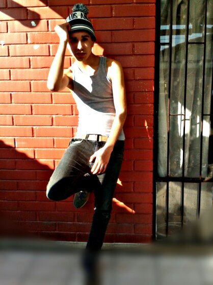 me encanta divertirme en distinta formas bailando y pasando momentos agradables y amo el deporte.