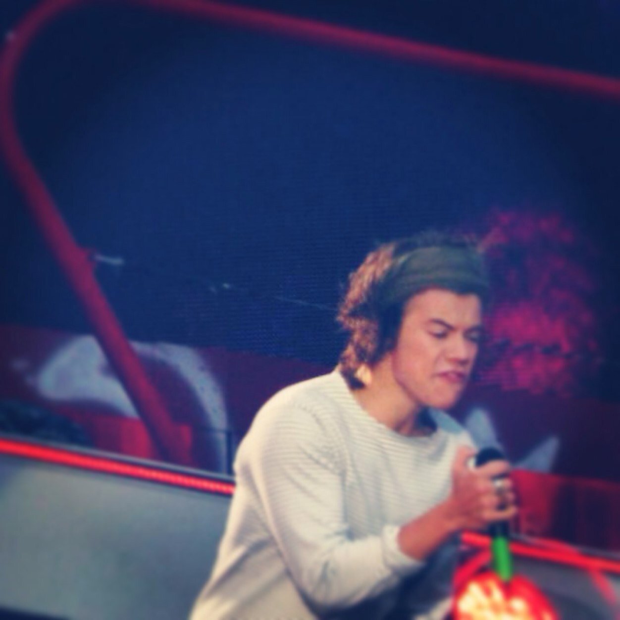 One direction✌️
~ Harry styles is better than you!~
I follow everyone back!