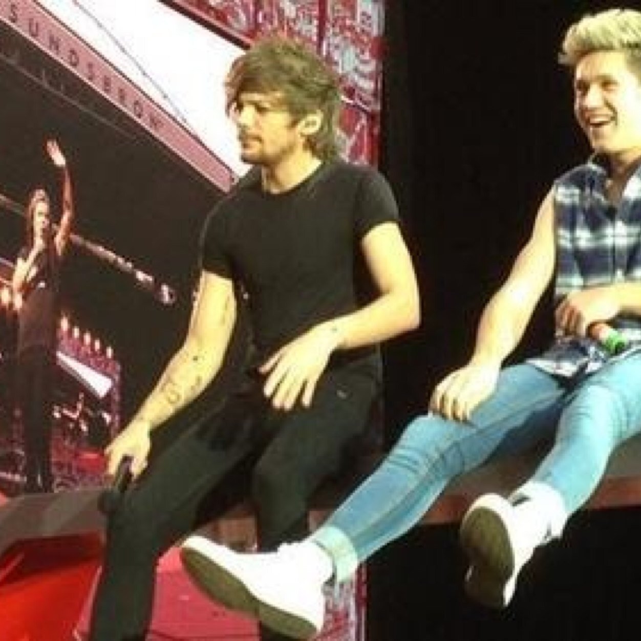follow @cuddlxyziam bc goal