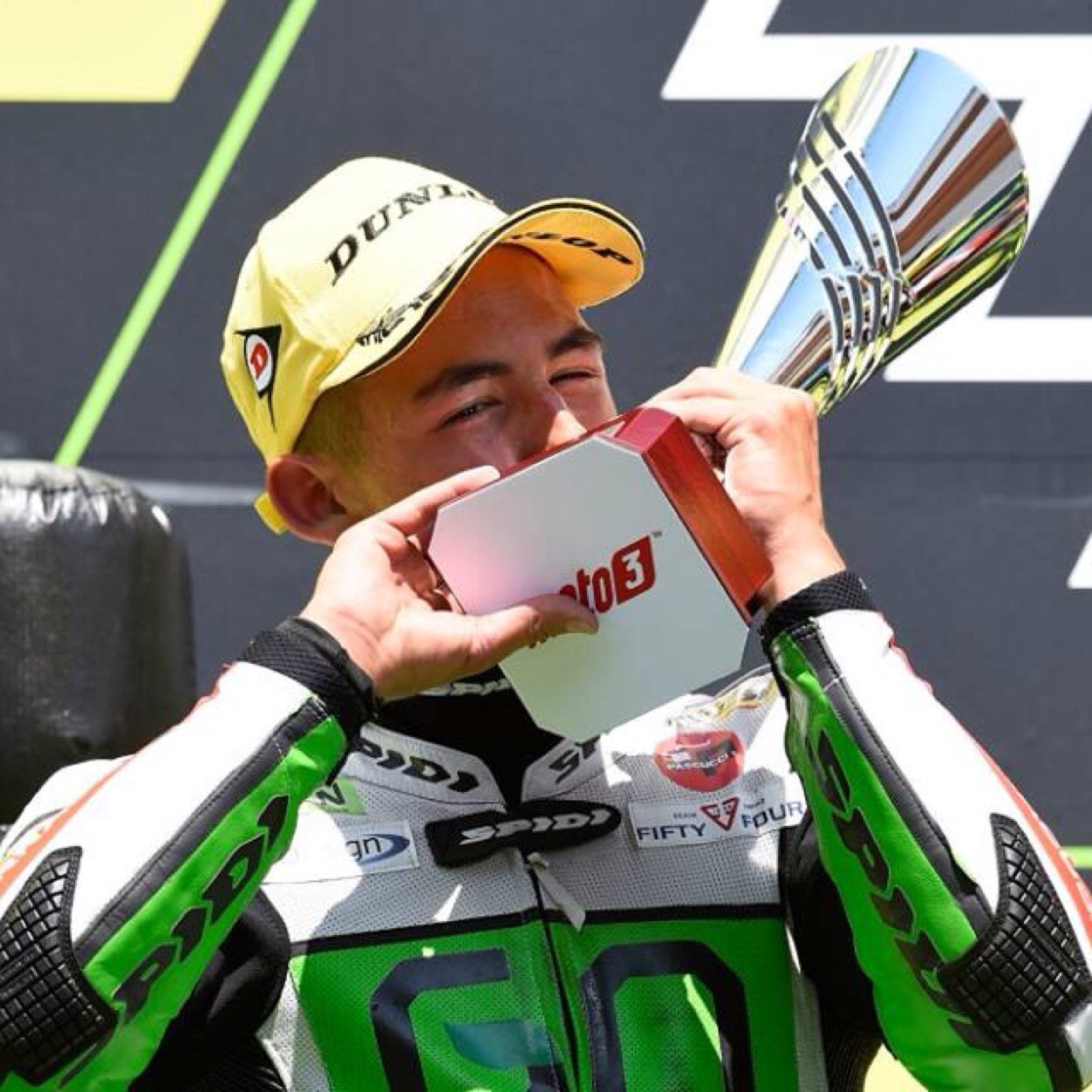 Questo è il fan club del pilota del team gresini enea bastianini della moto
3  , il 16 enne di rimini in catalunya a fatto vedere di che pasta è fatto✊3⃣3⃣✊