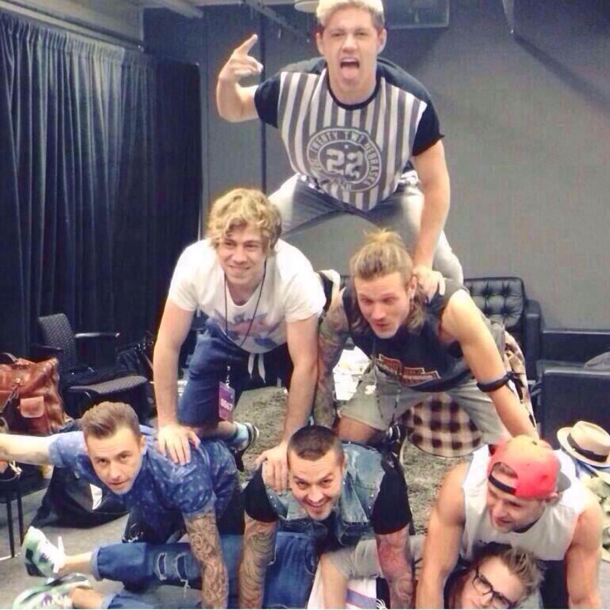 Follow @niallxhemmoxx bc she gave you this free follow! Follow @LukesPinguino too!
Please please RT
https://t.co/nTauCVhINi