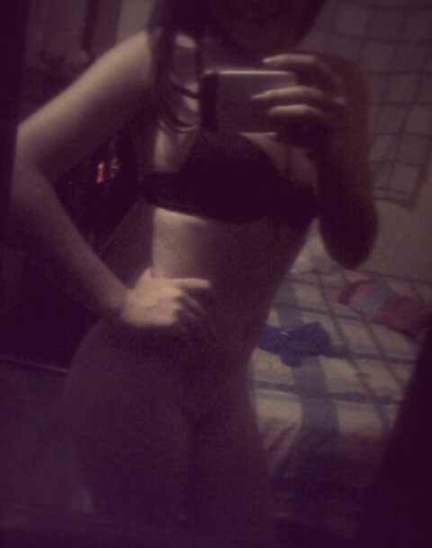Soy una chica descomplicada, soy bisex, vive tu vida y no te preocupes por mi.
