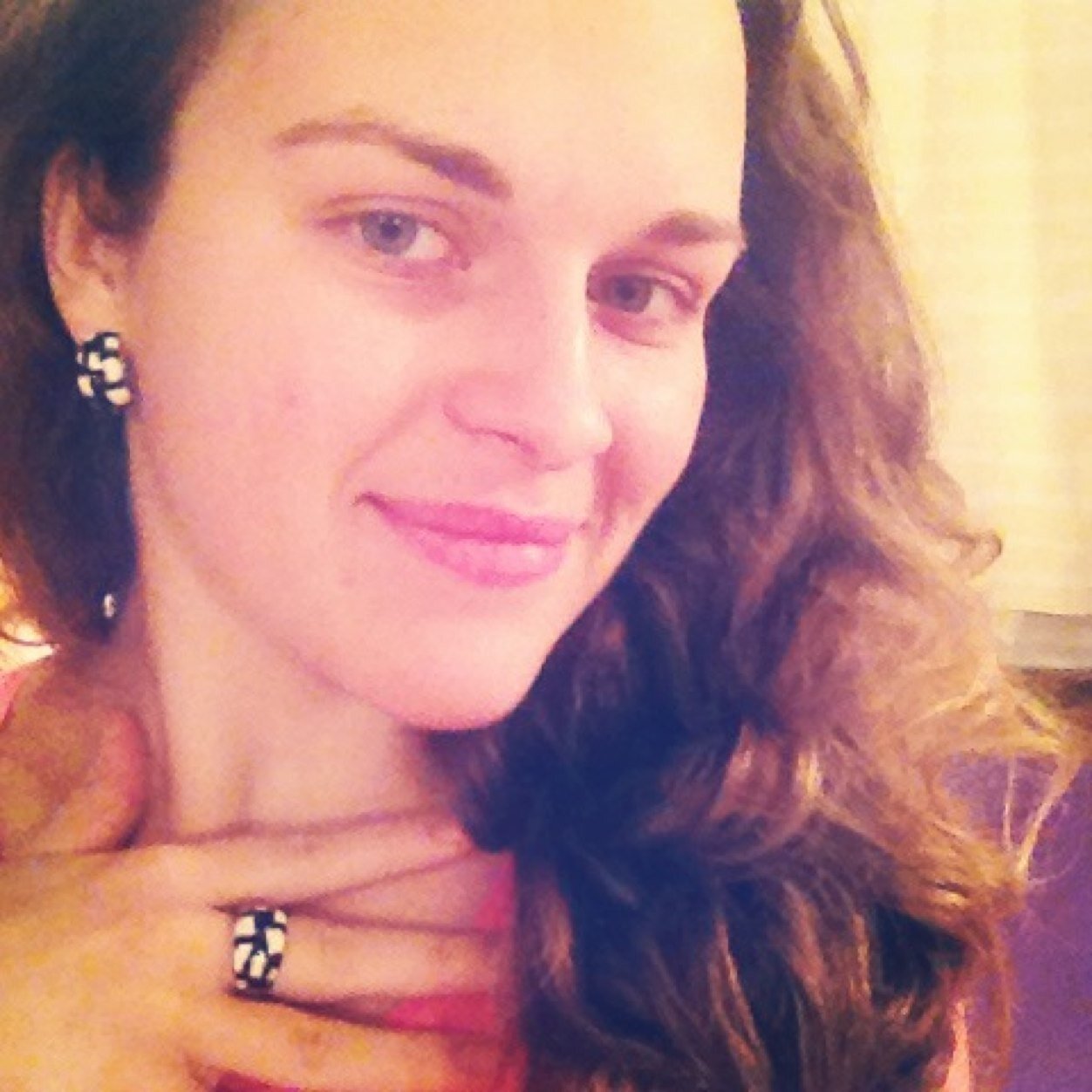 devushki-v-yubkah-sidyat-rasstaviv-nogi-foto