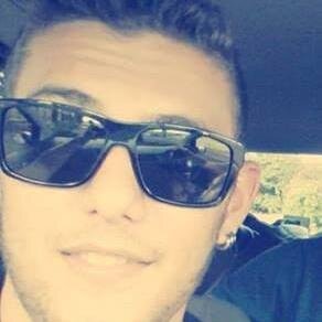 Quem se descreve se limita.